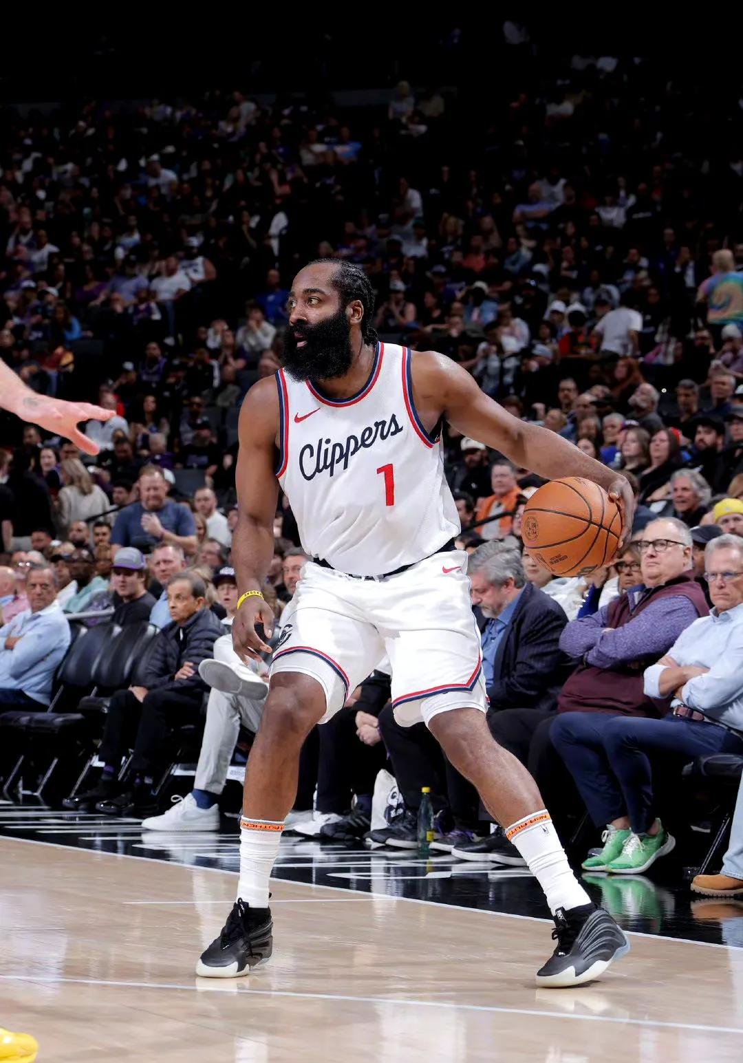 掘金完胜江苏队,伦纳德状态火热 掘金完胜江苏队,伦纳德状态火热