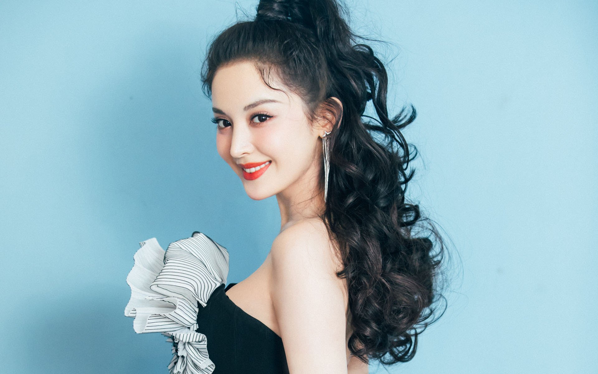 跨洋对决，当布鲁克林篮网遭遇天山雪豹，保罗在乌鲁木齐投出制胜一击