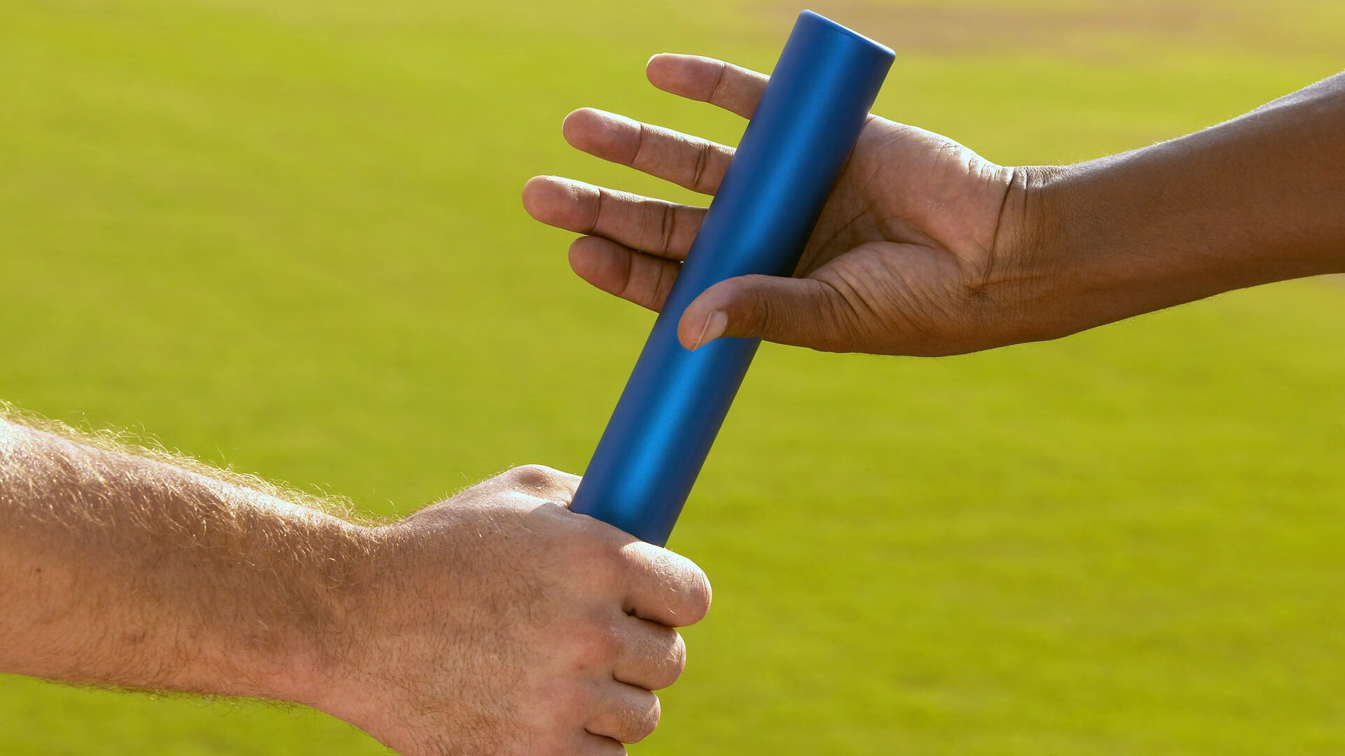 黑翼与魔法,当红牛席卷威斯特法伦,三笘薰在巴林赛道画出掌控的弧线